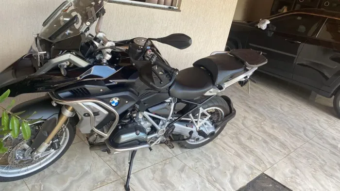 Vendo gs1200 , moto nova, pneus bons , aceito troca . moto está em Goiânia . 