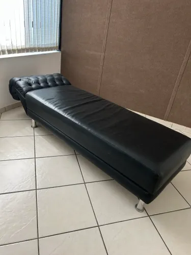 Divã de couro preto - novíssimo