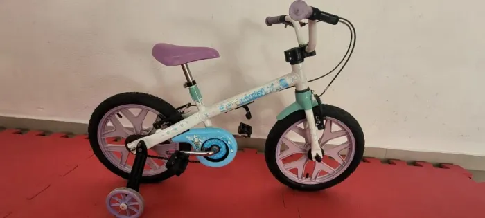 Biclicleta infantil bandeirante "tema frozen"
