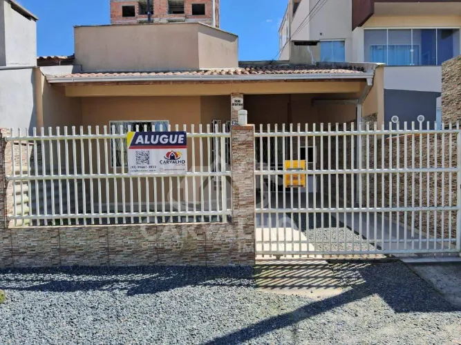Casa com 3 quartos a 300 mtrs do mar com suíte e amplo terreno para locação anual no bairr