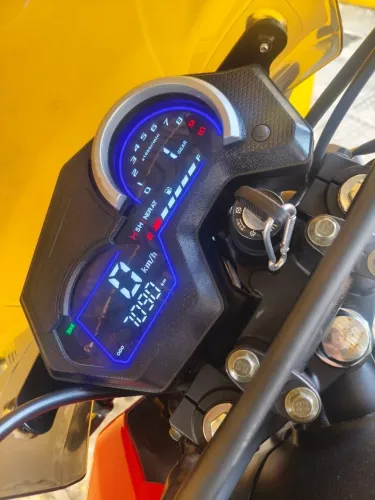 Vendo uma Shineray 175 cilindradas ano 2026 com 7 mil km rodados