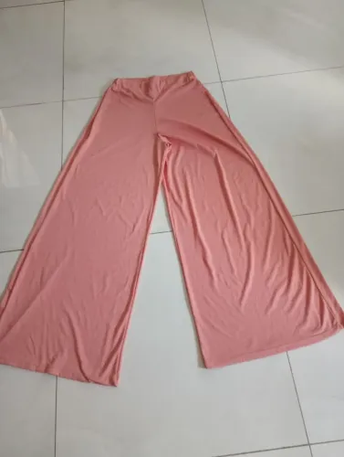 Calça feminina. Tecido bem soltinho. Veste tamanho único.
