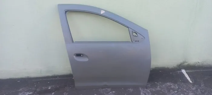 Porta dianteira direita do Renault sandero / Logam 2018