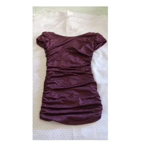 vestido colado com detalhe nas costas