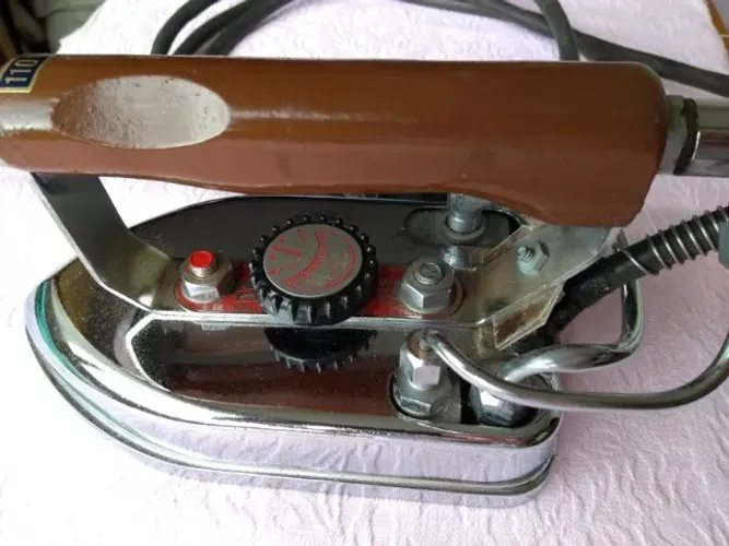 Ferro de passar industrial à vapor - 110V