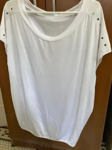 Blusa em malha branca com detalhes