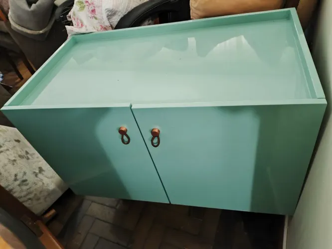 Armário de 2 portas com design moderno e elegante