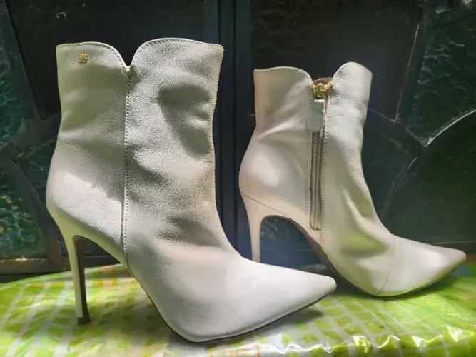 Bota em couro Raphaella Booz