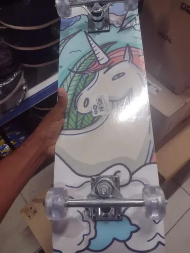 Skate de madeira infantil e juvenil. 