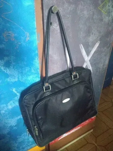 Bolsa de ombro com espaço para notebook 
