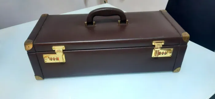  Maleta vintage com alça em corino marrom revestimento em veludo
