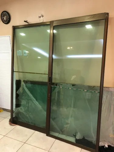 Porta de correr de vidro e alumínio