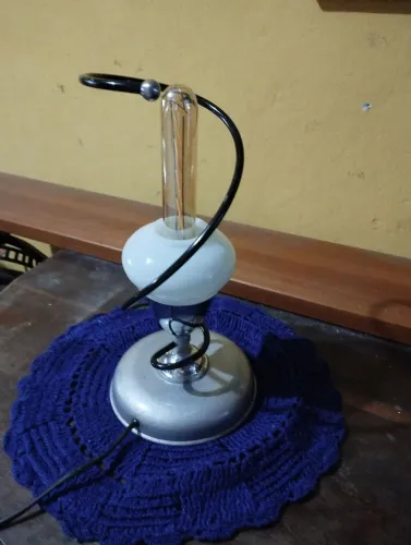 Luminária de mesa vintage em alumínio e vidro fosco