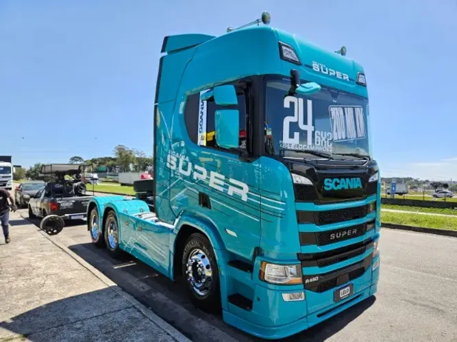 Scania R 460 SUPER Ano 2024 Baixo km Apenas 200 mil km farol de teto e grade geladeira  