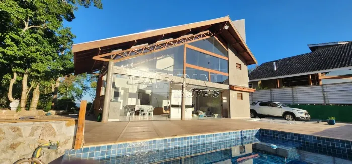 Linda casa recém construída, com 5 suítes, piscina, área gourmet e linda vista para o mar,