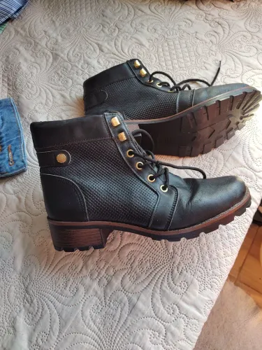 Botas Femininas Coturno Preto Detalhes Dourados