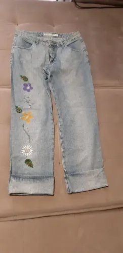 Calça Jeans Clara com Detalhes Florais