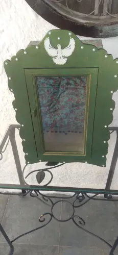 Oratório antigo com porta de vidro