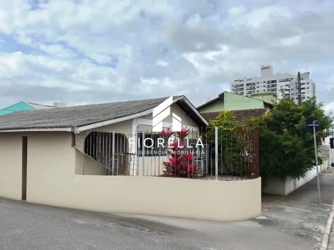 Casa á venda com 03 dormitorios e 321,60m² totais - Kobrasol/São José