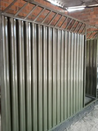 Portão de garagem material galvanizado com abertura e portinha social