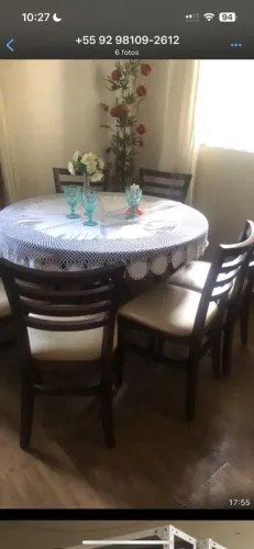 Mesa de Jantar em madeira redonda com 5 cadeiras