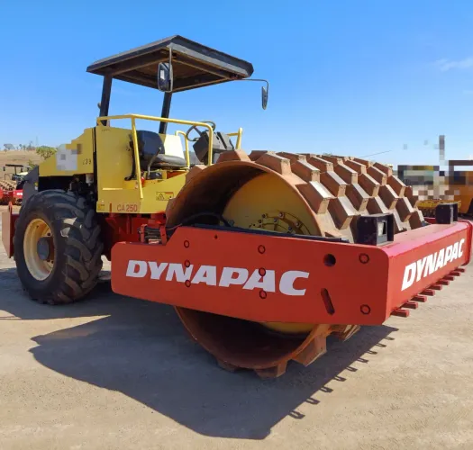 Rolo compactador Dynapac CA250 com pata