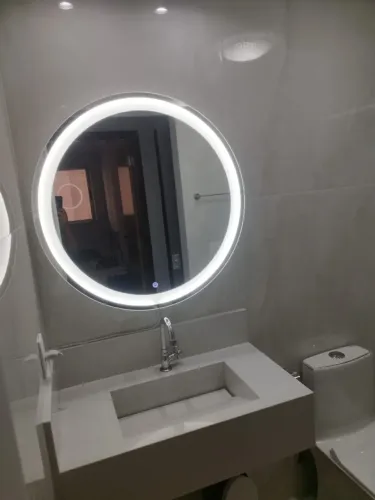 Espelho de banheiro com iluminação LED