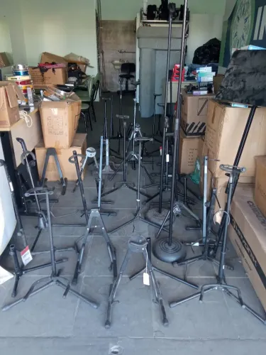 Pedestais para instrumentos musicais.