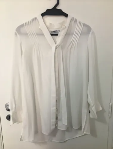 Camisa branca de tecido leve gola gravata pop up