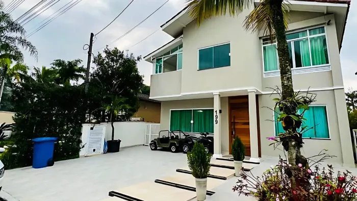 Casa A VENDA no Condomínio Pernambuco II na praia do Guarujá.