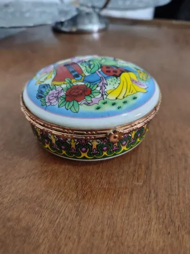 Caixinha de jóias de porcelana