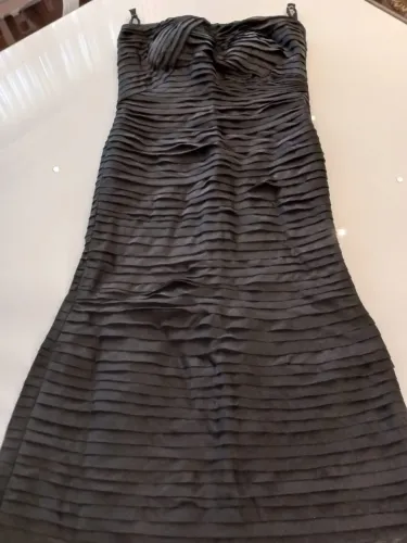 Vestido preto camadinhas acetinadas