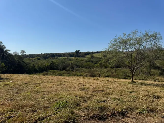 Chacaras com água no fundo