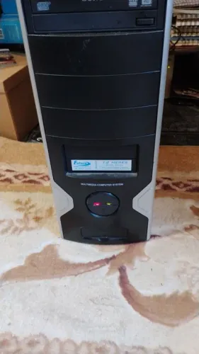Vendo ótima CPU COM 4 GB de RAM!