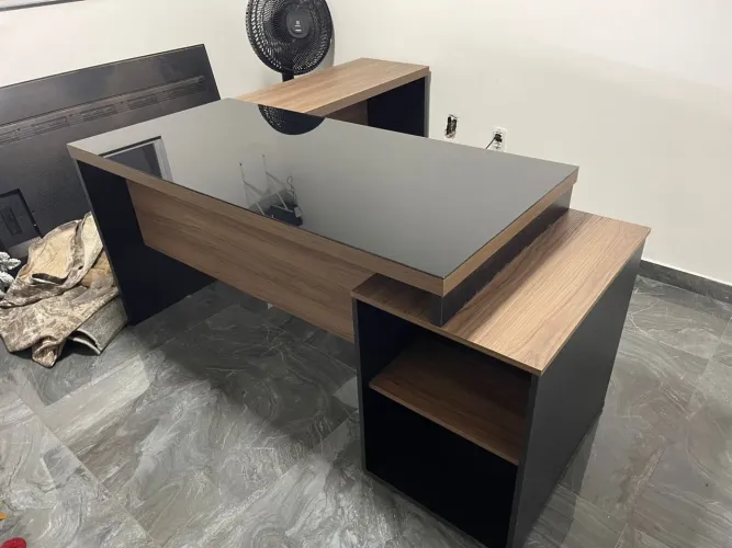 MESA EM L PEDESTAL TAMPO 1.50 com gavetas glass 40MM - MÓVEIS IKONMIXOFFICE 