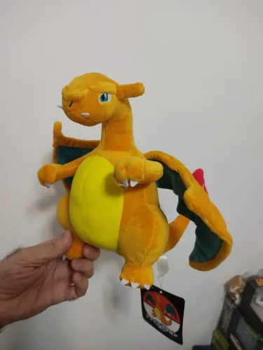 Pokémon Charizard de pelúcia 