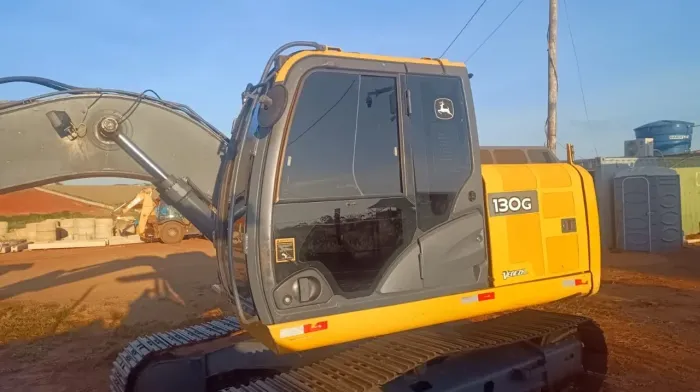 Escavadeira John Deere 130G ano 2019 com 7.000 horas, em SP
