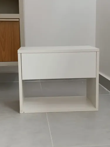 Criado mudo suspenso em MDF, bem conservado.