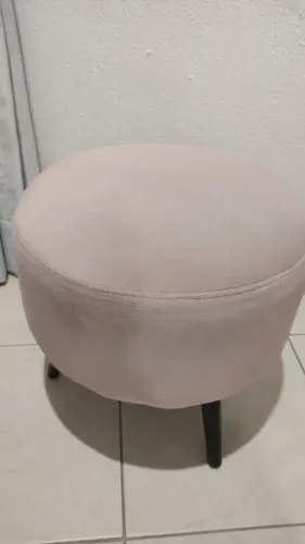 Puf com três pés de veludo