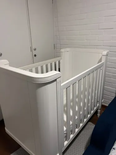 Berço Toy 2 em 1 Madeira Maciça Branco (Casa Montiel) + Colchão e Enxoval