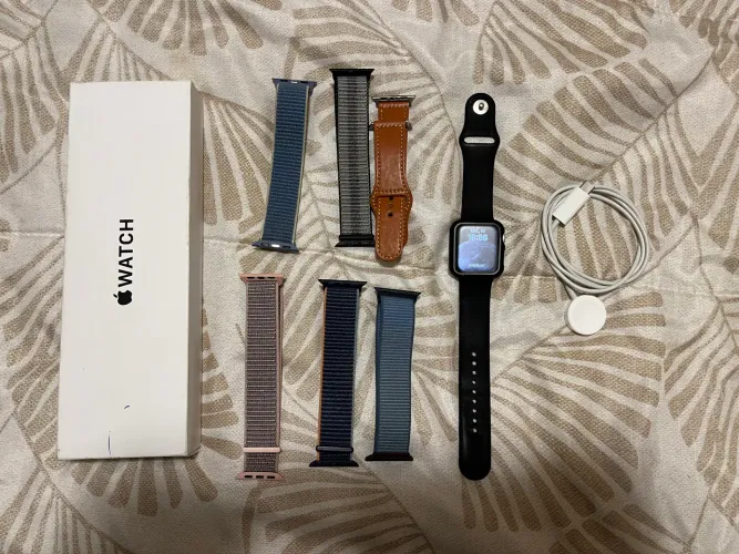 Apple Watch SE2 com várias pulseiras