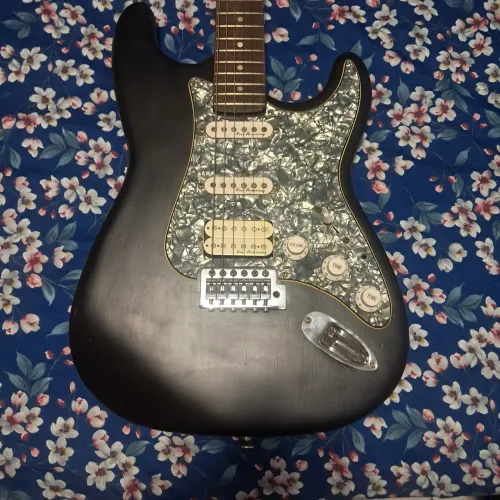 Guitarra feita por luthier.