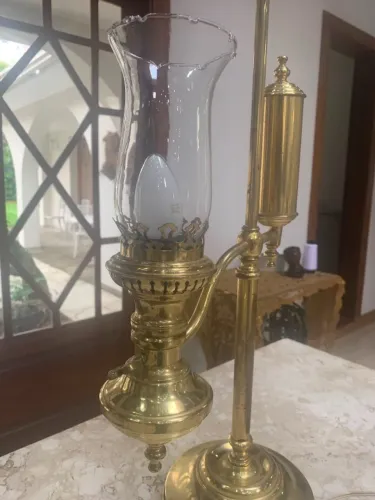 Abajur Antigo de Mesa em Latão Dourado Estilo Lampião com Manga de Vidro