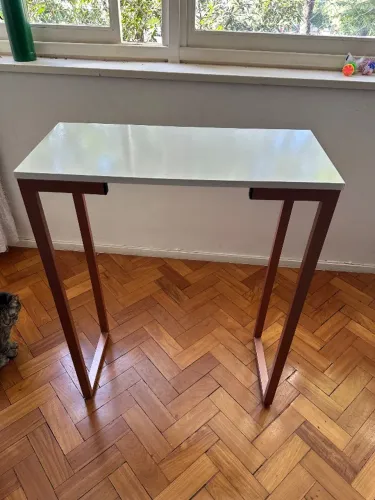 Mesa aparador branca e dourado