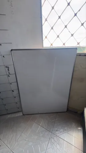 2 Quadros Brancos Grandes (1 com tabela demarcada/removível com álcool)