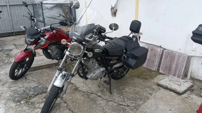 Suzuki Intruder 125cc - preto e cromado com SissyBar, Alforge Lateral e Bolha