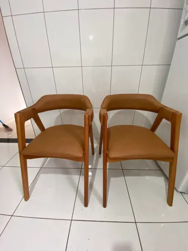 Kit 2 cadeiras sala de jantar estofada com braço. 