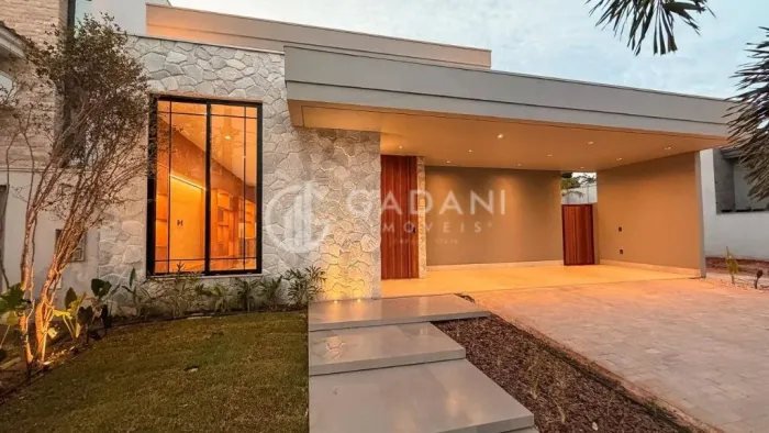 Casa alto padrão com 4 suítes e piscina a venda no condomínio fechado Alameda das Cores em