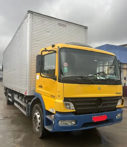 Atego 1725 Toco 4x2 Baú 8 metros - 2012