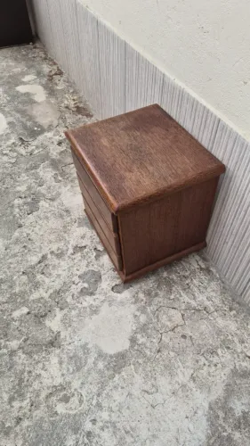 Mesa de cabeceira de Madeira com 3 gavetas.